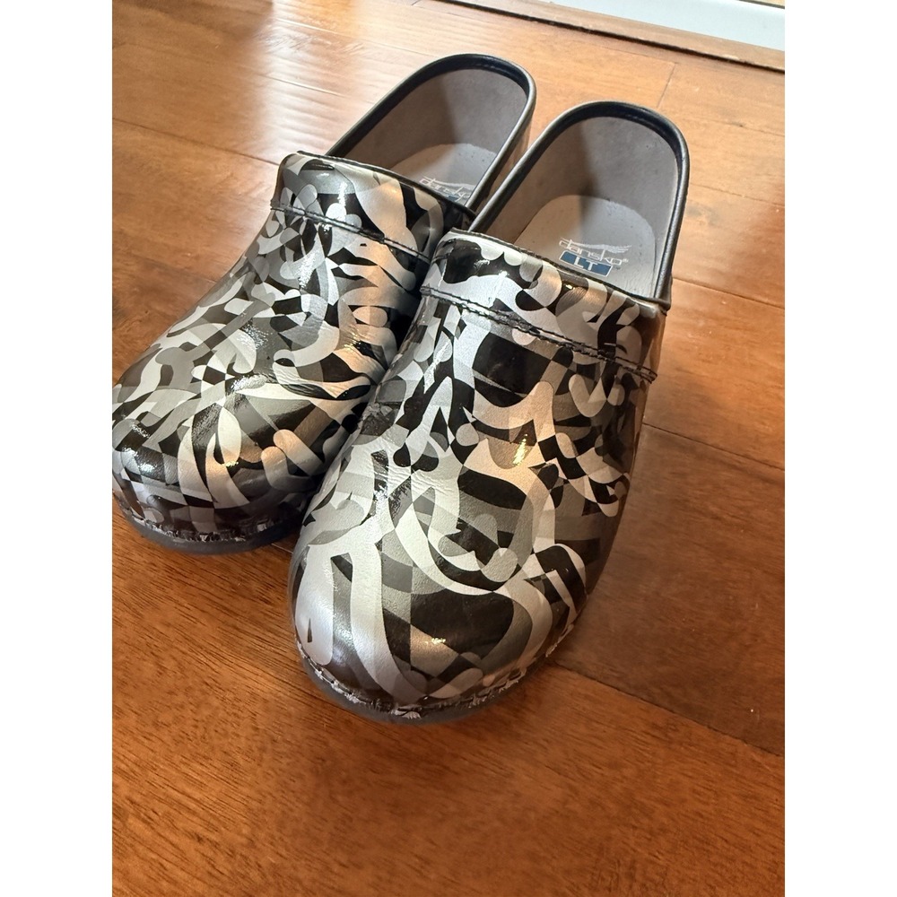 Dansko Womens LT Pro Twisty Patent Leather Clog Size 40 (9.5-10 in US)